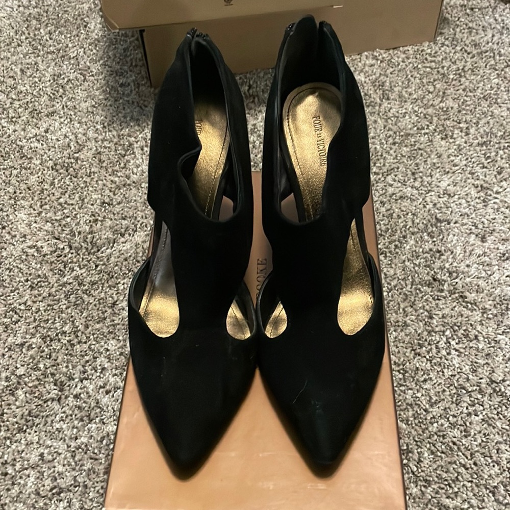 Pour La Victoire Black Suede Heels. EUC